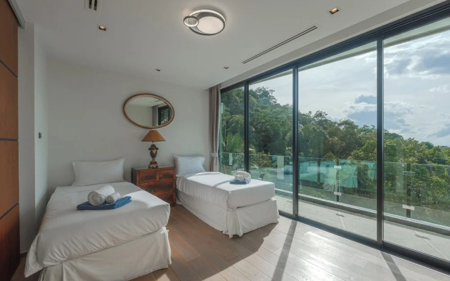 4BRHilltop Villa Pool Views Jacuzzi V203