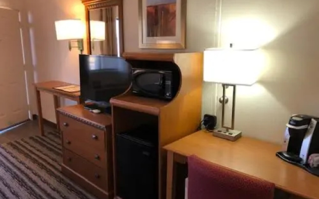 Navajoland Inn and Suites