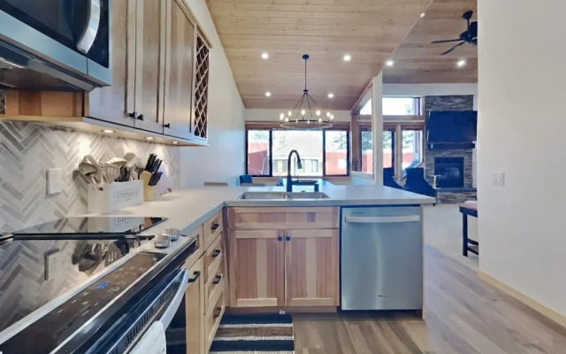 Spacious Condo with Loft, Next to Onsite Ski and Snowboard Rentals! by RedAwning