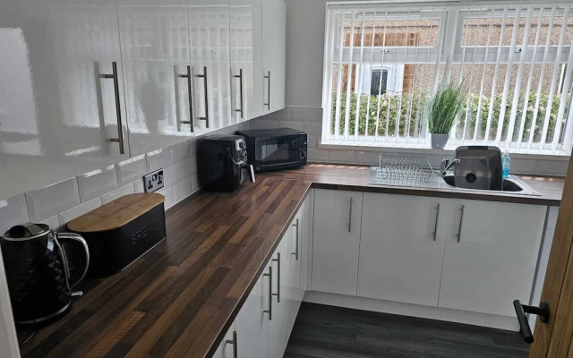 Modern, Spacious Walking Distance to Castle & Town