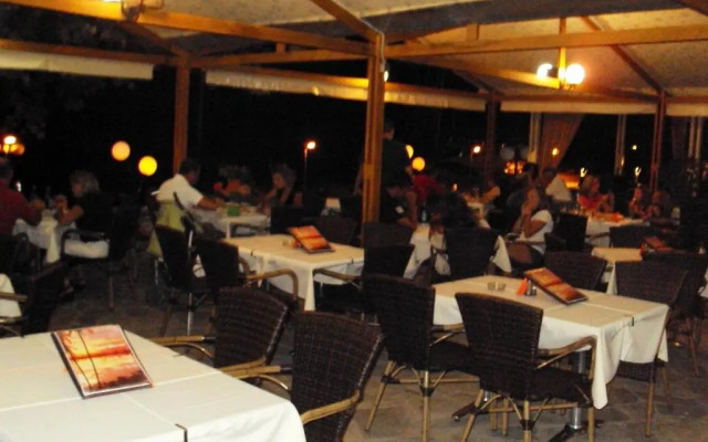 Oasis Deluxe Apartments