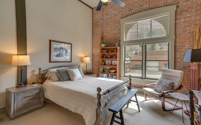 Updated Rustic-chic Condo on Ouray's Main Street!