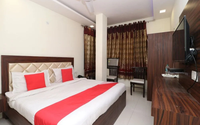 OYO 28646 Hotel Golden Heart