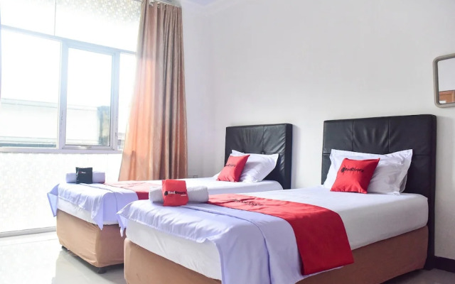 RedDoorz near Sultan Hasanuddin Airport 2