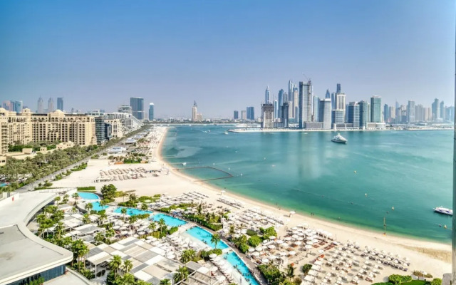 Royal Seaside Retreat w Balcony at the Palm