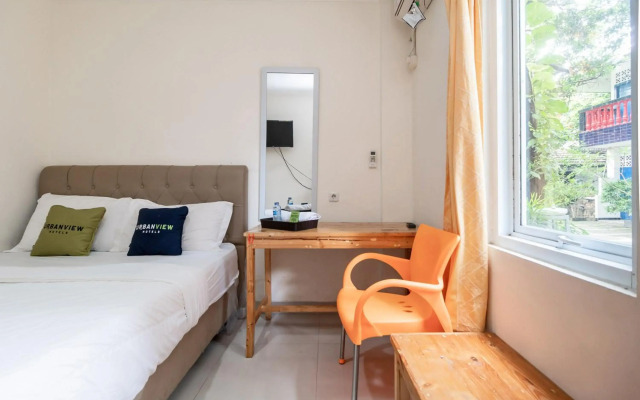 RedDoorz Plus near UPN Veteran Jakarta