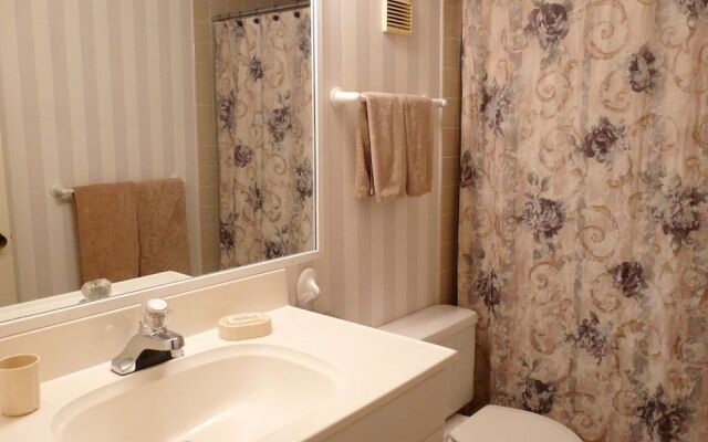 Relaxing Condo With Pool, bay View and Steps to Beach