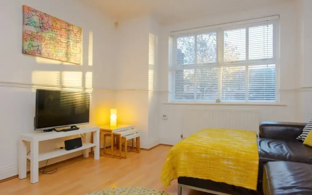 Contemporary 1 Bedroom Flat in Camberwell Oval