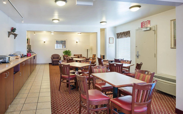 Econo Lodge Inn and Suites