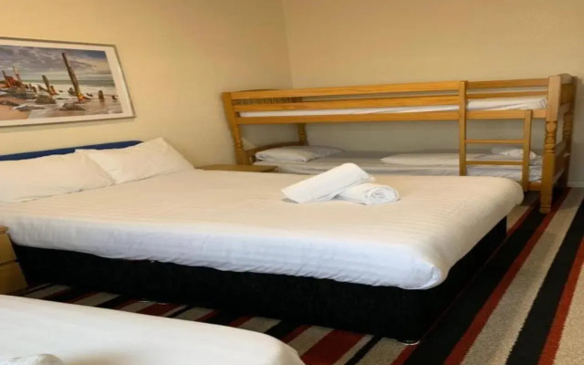 OYO Wave Crest Hotel