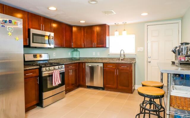 Great Location Spacious Yard Coffee bar
