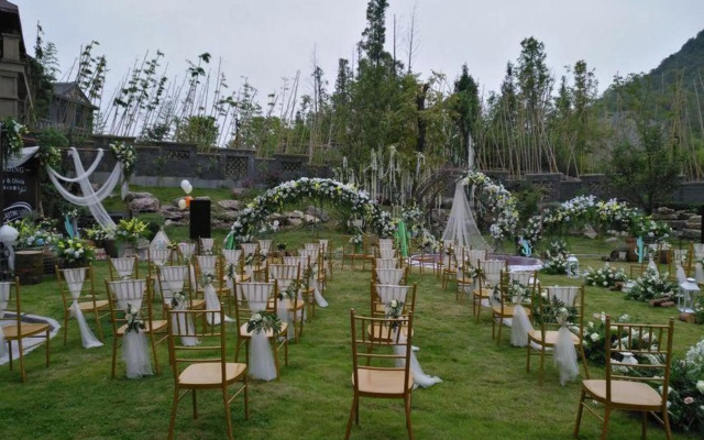 24° North Latitude Theme Hotel