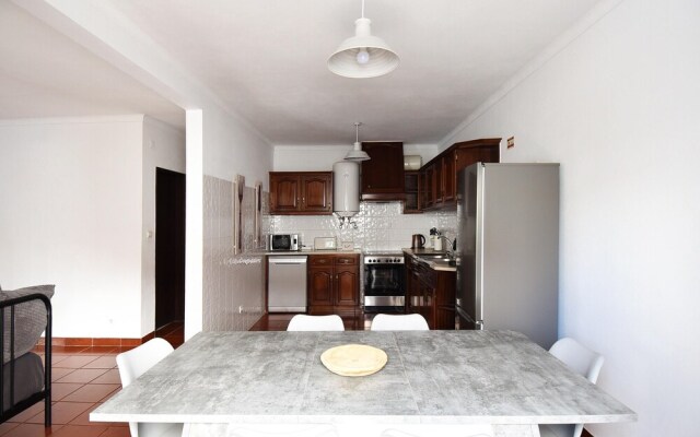 House with 2 Bedrooms in Lourinhã, with Wifi