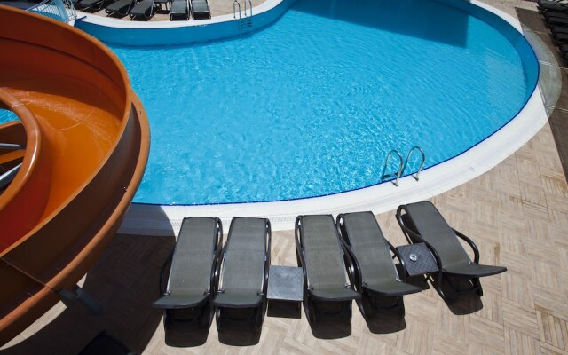 Adella Side Hotel