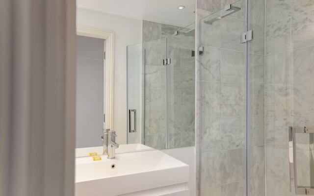 Bright 2BR Home in West Kensington, 6 Guests