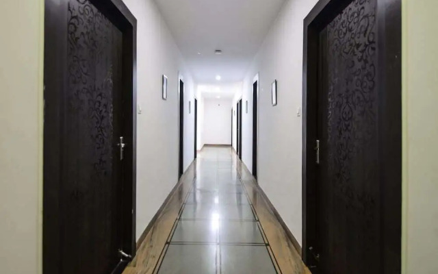 Hotel White Tulip by OYO Rooms