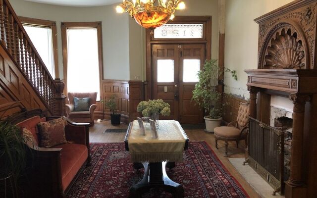 Vineyard Mansion & Carriage House Bed & Breakfast