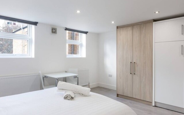 Modern Studio Flat In Camberwell By Burgess Park