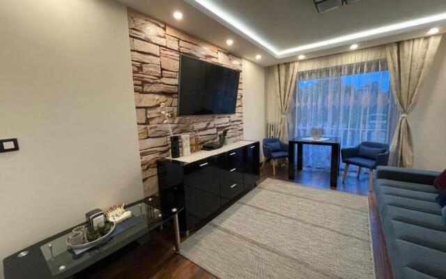 Charming AC 2-bedroom apartment Antibes city center family, couples friendly