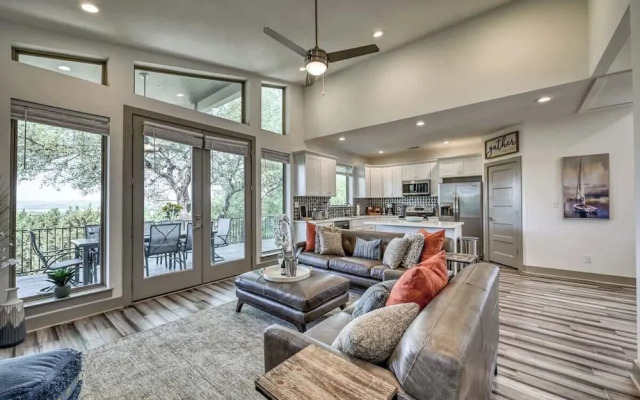 Upscale 5BR Home on Lake Travis With Hottub & Lake Views