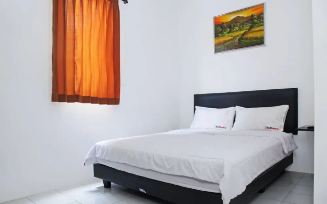 RedDoorz near Pantai Ria Kenjeran