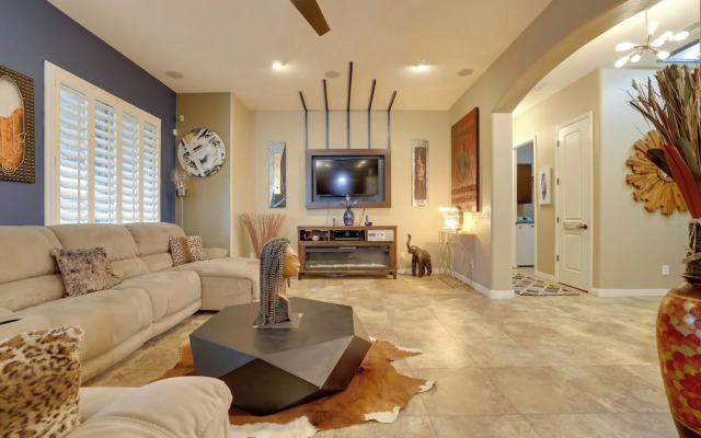 Putting Green & Hot Tub: Goodyear Retreat!