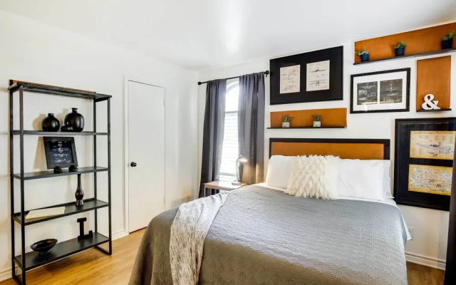 Contemporary Dallas Condo w/ Pool Access!