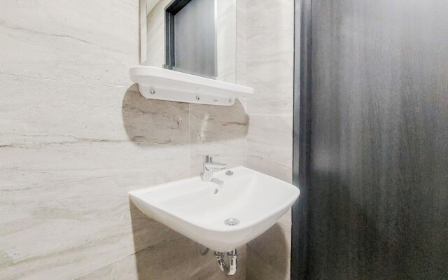 Homey And Cozy Living Studio At Collins Boulevard Apartment