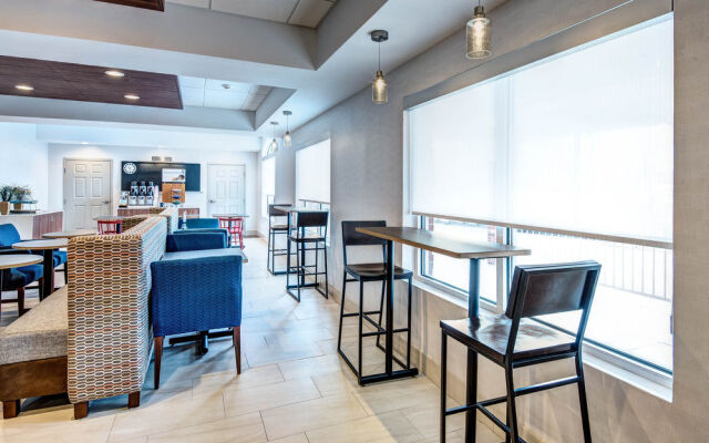 Holiday Inn Express & Suites Woodbridge