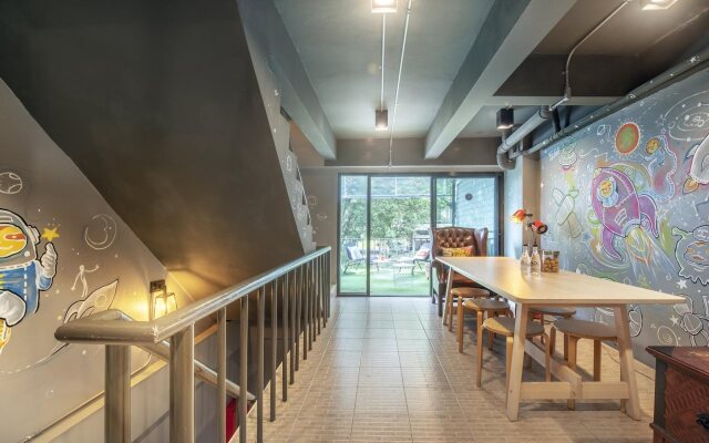 Sloth Hostel Don Mueang