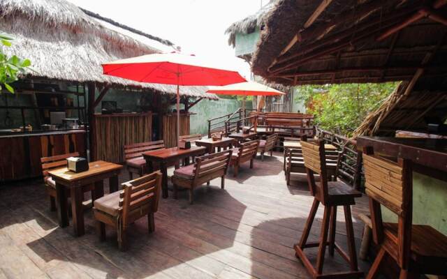 Hostel Bambu Gran Palas and Cenote