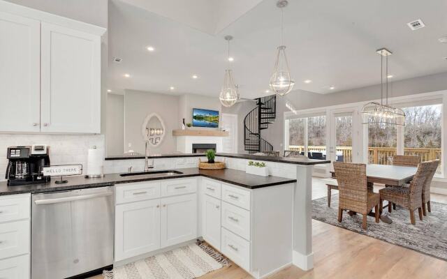 The Dogwood · Luxury Hot Tub· Lake Front Access ·