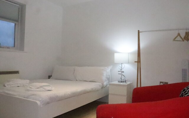 Skyline Haven Modern 2BR w/ Free Parking & 4kTV