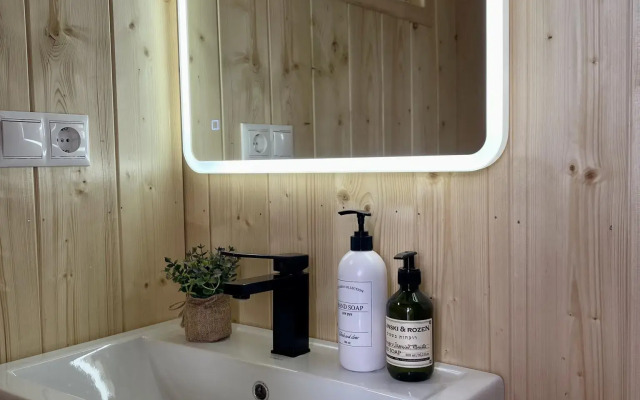 Дом Шелуха (Sheluha House) с сауной у пруда