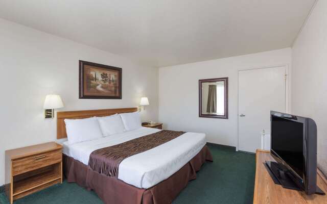 Super 8 by Wyndham Fort Bragg