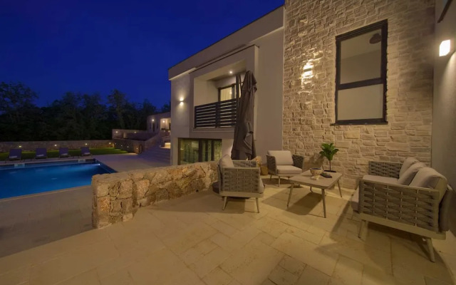 Villa Astrum With Heated Pool Jacuzzi and Sauna