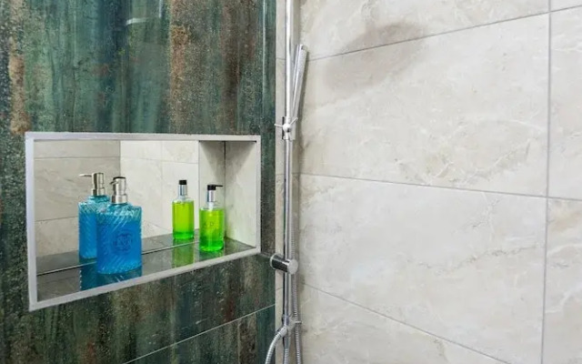 Metropole Apartments Studio City