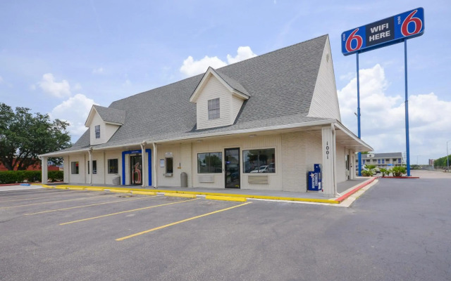 Motel 6 Webster, TX - Houston - Nasa Lake