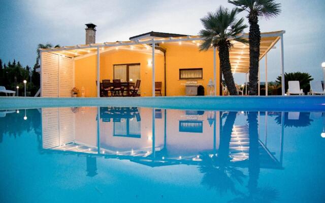 villa with private pool and air conditioning