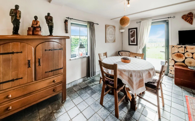 Tranquil Holiday Home in Mont with bubble bath, Terrace, Garden