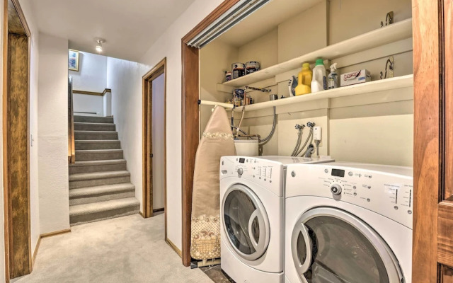 Luxe Vail Valley Retreat w/ Hot Tub!