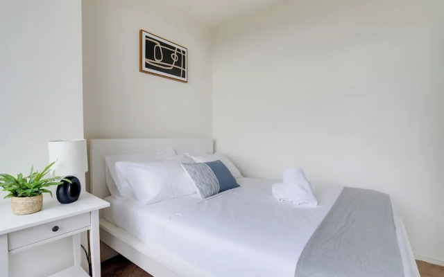 Airport Proximity- Apt in Crystal City