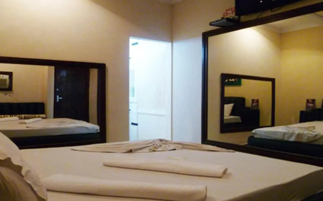Dinys Motel - Adults Only