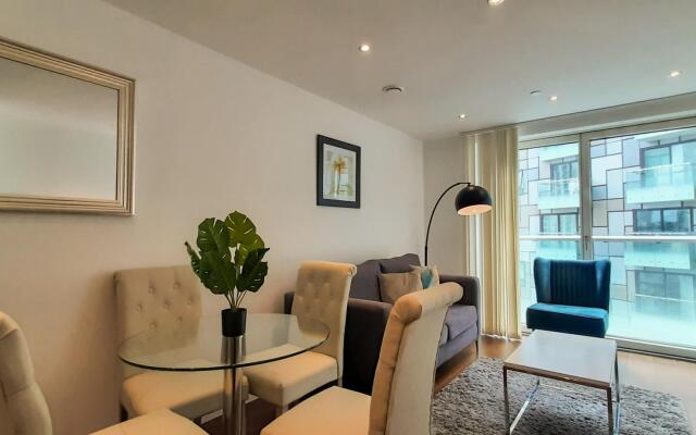 One Bed Apt in Lincoln Plaza, Canary Wharf