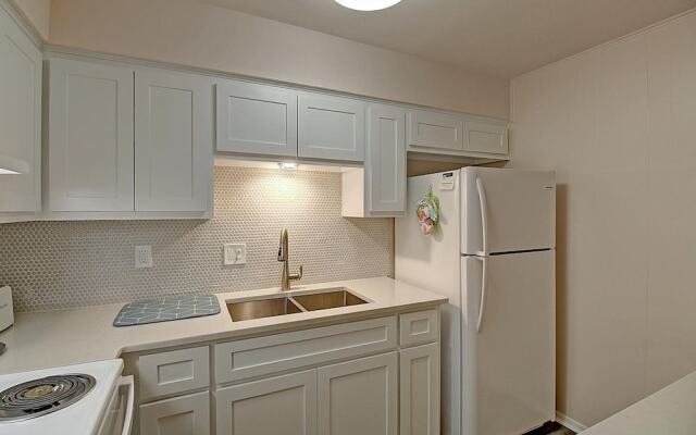 Cozy Isle 2 Bedroom Condo by RedAwning