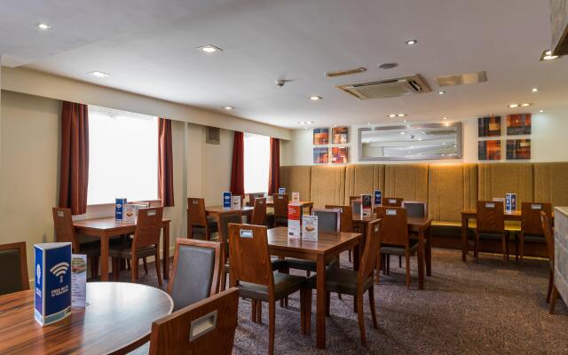 Holiday Inn Express London Gatwick - Crawley by IHG