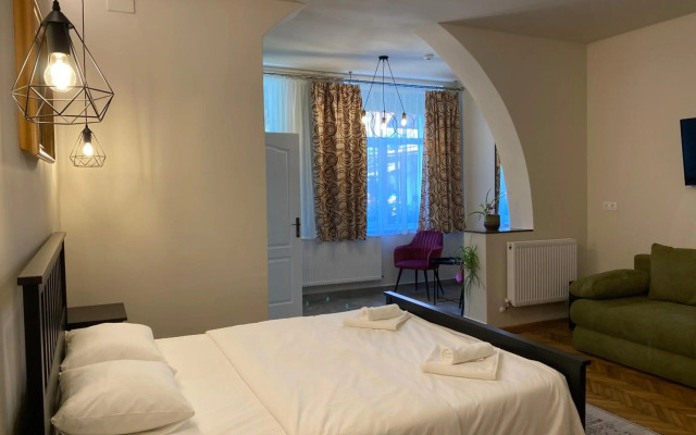 Theater Guesthouse with Parking