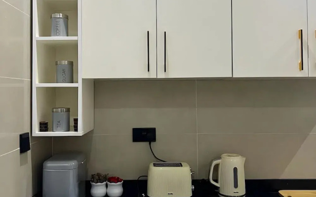 2BR Apartment With Pool and Wifi Near East Airport