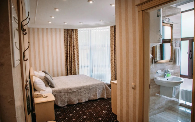 Vintage Hotel on French Boulevard