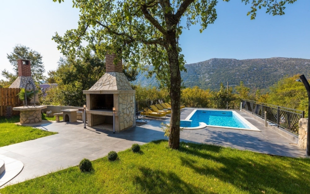Modern Holiday Home With Private Pool and Mountain View